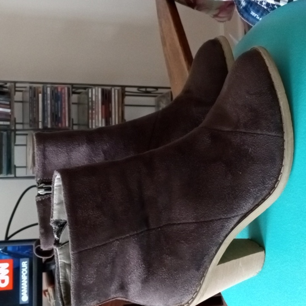 Suede ankle boots with side zip, stacked heels, EUC SoFree